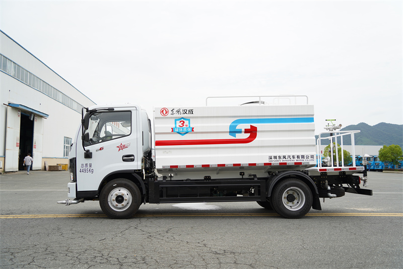 东风股份D6蓝牌洒水车 7方（燃油车）